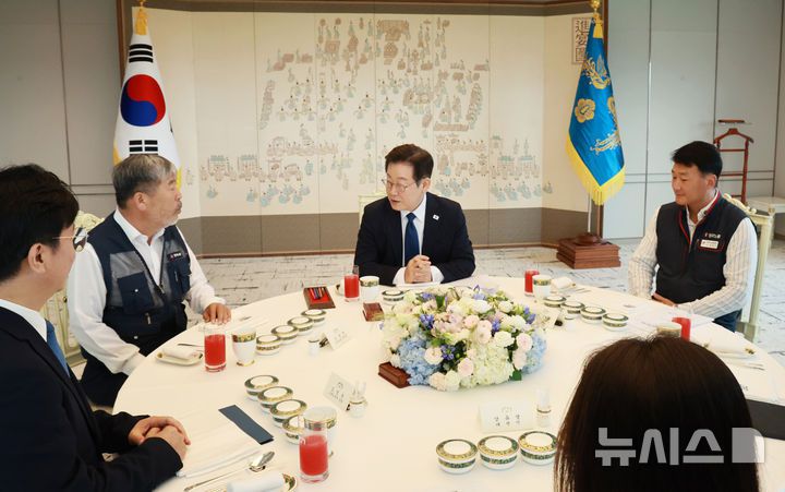 [서울=뉴시스] 최동준 기자 = 이재명 대통령이 4일 서울 용산 대통령실 청사에서 열린 양대 노총 위원장과 오찬 간담회에서 김동명 한국노총 위원장의 발언을 듣고 있다. (대통령실통신사진기자단) 2025.09.04. photocdj@newsis.com