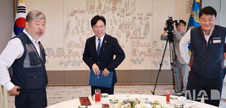 [서울=뉴시스] 최동준 기자 = 김영훈(가운데) 고용노동부 장관, 김동명(왼쪽) 한국노총 위원장, 양경수 민주노총 위원장이 4일 서울 용산 대통령실 청사에서 열린 양대 노총 위원장과 오찬 간담회에 참석하고 있다. (대통령실통신사진기자단) 2025.09.04. photocdj@newsis.com