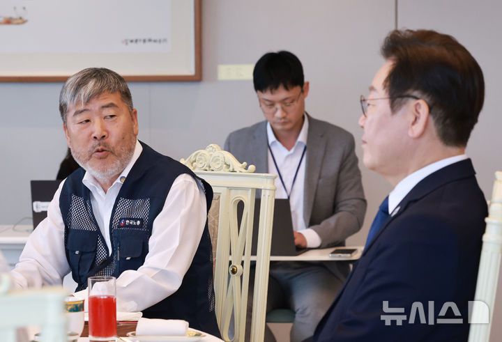 [서울=뉴시스] 최동준 기자 = 김동명 한국노총 위원장이 4일 서울 용산 대통령실 청사에서 열린 양대 노총 위원장과 오찬 간담회에서 발언하고 있다. (대통령실통신사진기자단) 2025.09.04. photocdj@newsis.com