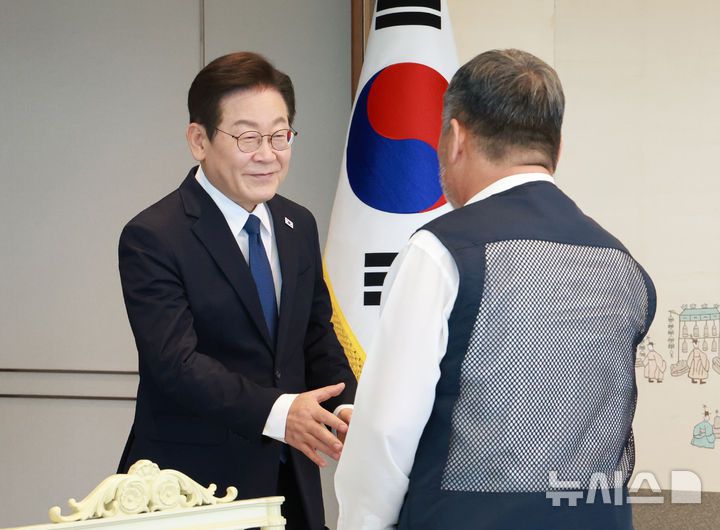 [서울=뉴시스] 최동준 기자 = 이재명 대통령이 4일 서울 용산 대통령실 청사에서 열린 양대 노총 위원장과 오찬 간담회에서 김동명 한국노총 위원장과 악수하고 있다. (대통령실통신사진기자단) 2025.09.04. photocdj@newsis.com