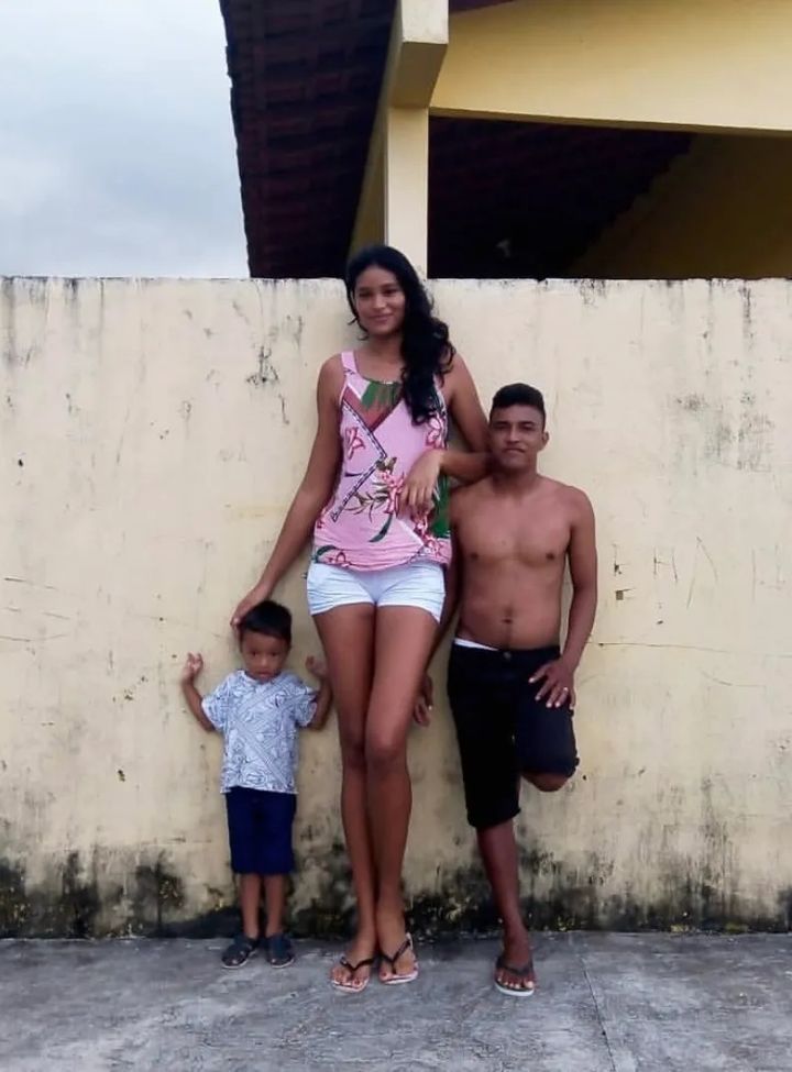 [서울=뉴시스] 세계에서 가장 키 차이가 많이 나는 커플 엘리사네 실바(가운데)와 그의 남편 프란시날도 다 실바 카르발류(오른쪽), 그리고 그들의 아들 안젤로의 모습.(사진출처: 나무위키 캡쳐) 2025.09.05.