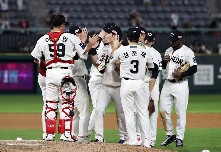 [서울=뉴시스] 프로야구 SSG 랜더스 선수단이 31일 인천SSG랜더스필드에서 열린 2025 신한 쏠뱅크 KBO리그 NC 다이노스와의 경기에서 승리한 뒤 세리머니를 하고 있다. (사진=SSG 랜더스 제공) 2025.08.31. *재판매 및 DB 금지