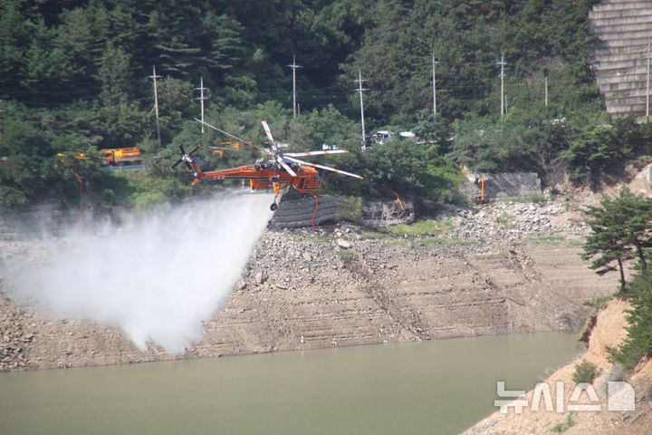 [강릉=뉴시스] 이순철 기자 = 5일 강릉 오봉저수지 저수율이 13%선까지 떨어지자 소방헬기를 동원해 오봉저수지에 물을 공수하고 있다. 일반적으로 민간 헬기를 임차해 사용할 경우 하루 2000~5000만원의 비용이 든다.2025.09.05.grsoon815@newsis.com