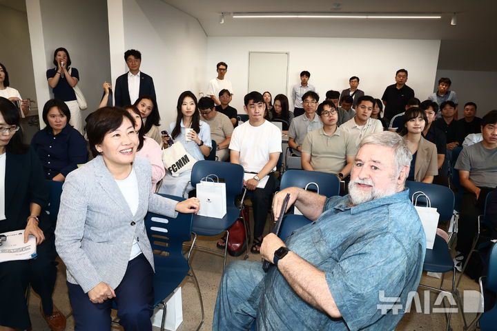 [제주=뉴시스] 성이시돌 목장의 원유로 프리미엄 유제품을 생산하는 미스터밀크에서 송미령 농림축산식품부 장관과 마이클조셉 리어던 이시돌 농촌사업 개발협회 이사장이 대화하고 있다. (사진 = 농식품부 공동취재단) 2025.09.03.