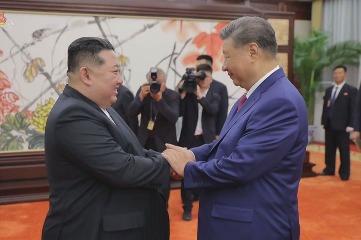 [서울=뉴시스] 중국이 지난달 발표한 군축 백서에서 ‘한반도 비핵화’라는 문구를 삭제했다고 사우스차이나모닝포스트(SCMP)가 6일 보도했다. 사진은 북한 조선중앙TV가 지난 9월 4일 김정은 국무위원장이 중국 베이징 인민대회당에서 시진핑 중국 국가주석과 '북중 정상회담'을 했다고 보도한 모습. (사진=조선중앙TV 캡쳐) 2025.12.06. photo@newsis.com *재판매 및 DB 금지