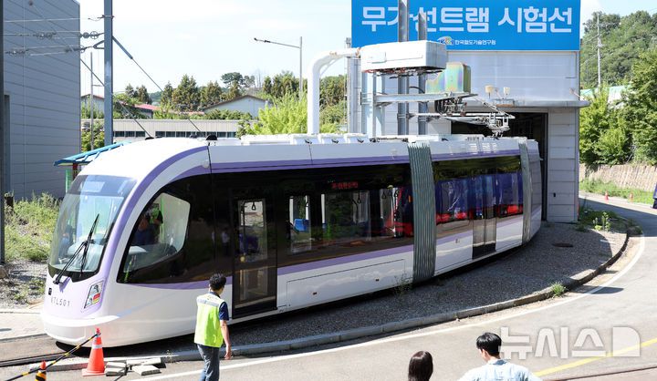 [청주=뉴시스] 강종민 기자 = 위례선(트램) 초도 편성 완성차시험 및 예비주행시험이 실시된 5일 충북 청주 한국철도기술연구원 오송시험선 구간에서 위례선이 충전하고 있다.  위례선은 전기를 공급하는 전차선이 없는 무가선 노면전차로 마천역(5호선)에서 출발해 복정역(8호선·수인분당선)과 남위례역(8호선)을 연결한다. 2025.09.05. ppkjm@newsis.com