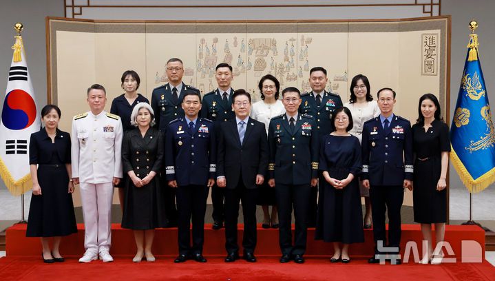 [서울=뉴시스] 최동준 기자 = 이재명 대통령이 2일 서울 용산 대통령실 청사에서 열린 대장 진급·보직 신고 및 삼정검 수치 수여식에서 대장 진급자 등 참석자들과 기념촬영을 하고 있다.이날 수여식은 합동참모의장 후보자인 진영승 전략사령관, 김규하 육군참모총장, 강동길 해군참모총장, 손성락 공군참모총장, 김성민 한미연합사 부사령관, 주성운 육군지상작전사령관, 김호복 육군2작전사령관이 대장 진급·보직 신고를 했다. (대통령실통신사진기자단) 2025.09.02. photocdj@newsis.com