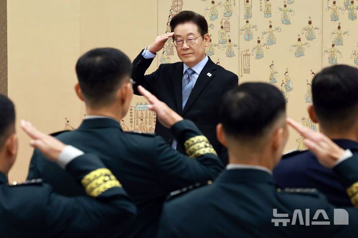 [서울=뉴시스] 최동준 기자 = 이재명 대통령이 2일 서울 용산 대통령실 청사에서 열린 대장 진급·보직 신고 및 삼정검 수치 수여식에서 대장 진급자들로부터 거수 경례를 받고 있다. (대통령실통신사진기자단) 2025.09.02. photocdj@newsis.com