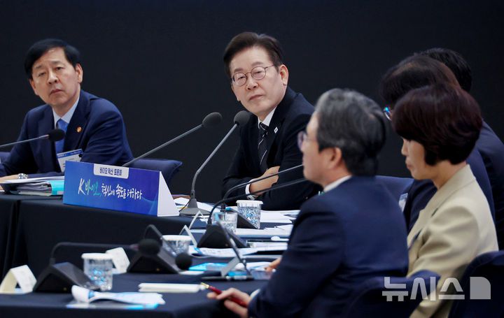 [인천=뉴시스] 최동준 기자 = 이재명 대통령이 5일 인천 송도 컨벤시아에서 열린 바이오 혁신 토론회에서 참석자 발언을 듣고 있다. (대통령실통신사진기자단) 2025.09.05. photocdj@newsis.com