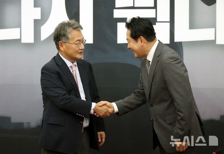 [서울=뉴시스] 고승민 기자 = 장동혁 국민의힘 대표와 조셉 윤 주한미국대사대리가 5일 서울 여의도 국회에서 만나 악수하고 있다. 2025.09.05. kkssmm99@newsis.com