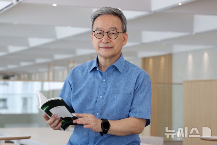 [서울=뉴시스] 박진희 기자 = 정호승 시인이 지난 5일 서울 중구 뉴시스에서 인터뷰를 하고 있다. 시인은 최근 시집 '편의점에서 잠깐'을 출간했다. 2025.09.08. pak7130@newsis.com