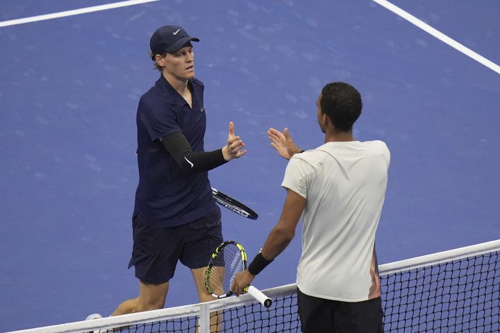 [뉴욕=AP/뉴시스] 얀니크 신네르(1위·이탈리아, 왼쪽)가 5일(현지 시간) 미국 뉴욕의 빌리진킹 내셔널 테니스 센터에서 열린 US 오픈 남자 단식 4강전에서 펠릭스 오제 알리아심(27위·캐나다)를 물리친 후 인사를 나누고 있다. 2연패를 노리는 신네르가 3-1(6-1 3-6 6-3 6-4)으로 승리하고 결승에 올라 카를로스 알카라스(2위·스페인)와 우승을 다툰다. 2025.09.06.