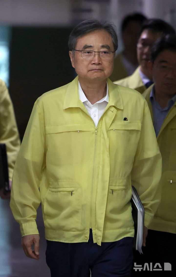 [서울=뉴시스] 김선웅 기자 = 조현 외교부 장관이 6일 서울 종로구 외교부 청사에서 미국 조지아 배터리 공장 건설 현장 한국인 300여 명 체포 관련 대책을 논의하는 재외국민보호대책본부-공관 합동 대책회의에 참석하고 있다. 2025.09.06. mangusta@newsis.com