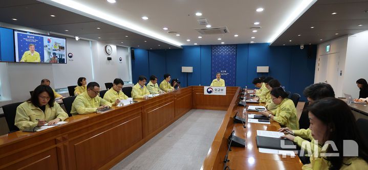 [서울=뉴시스] 김선웅 기자 = 조현 외교부 장관이 6일 서울 종로구 외교부 청사에서 재외국민보호대책본부-공관 합동 대책회의를 열고 미국 조지아 배터리 공장 건설 현장 한국인 300여 명 체포 관련 대책을 논의하고 있다. 2025.09.06. mangusta@newsis.com