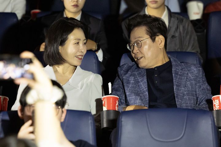 [서울=뉴시스] 최동준 기자 = 이재명 대통령과 김혜경 여사가 6일 서울 용산의 한 영화관에서 영락보린원 원생들과 함께 한국 애니메이션 '킹 오브 킹스' 관람을 하고 있다. (사진=대통령실 제공) 2025.09.06. photo@newsis.com *재판매 및 DB 금지