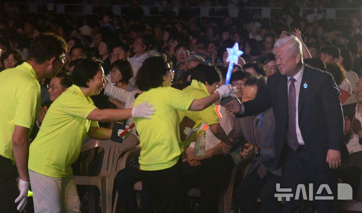 [무주=뉴시스] 김얼 기자 = 황인홍(오른쪽) 무주군수가 6일 전북 무주군 등나무운동장에서 열린 제29회 무주반딧불축제 개막식에 참석해 퍼레이드를 바라보며 인사를 나누고 있다. 2025.09.06. pmkeul@newsis.com