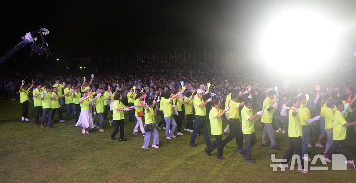 [무주=뉴시스] 김얼 기자 = 제29회 무주반딧불축제 개막식이 열린 6일 전북 무주군 등나무운동장에서 관계자들이 퍼레이드를 하고 있다. 2025.09.06. pmkeul@newsis.com