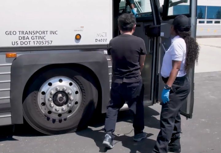 [서울=뉴시스] = 미국 이민 단속 당국이 지난 4일(현지시간) 조지아주 현대차그룹-LG에너지솔루션의 합작 배터리 공장 건설 현장에서 벌인 불법체류·고용 단속 현장 영상을 홈페이지를 통해 공개했다. (사진= ICE 홈페이지 영상 갈무리) 2025.09.08. photo@newsis.com *재판매 및 DB 금지