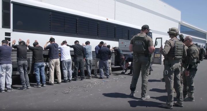 [서울=뉴시스] 미국 이민 단속 당국이 지난 4일(현지 시간) 조지아주 현대차그룹-LG에너지솔루션의 합작 배터리 공장 건설 현장에서 불법체류·고용 단속을 실시하고 있다. (사진= ICE 홈페이지 영상 갈무리) 2025.09.09. photo@newsis.com *재판매 및 DB 금지