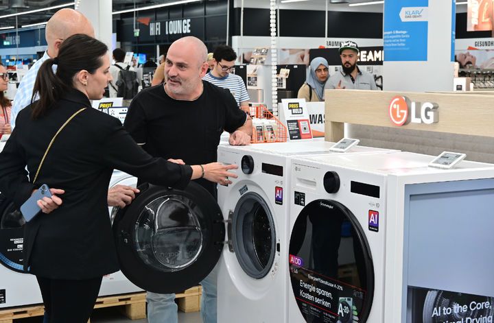 [베를린=뉴시스]LG전자가 유럽 최고 수준 에너지 효율과 유럽 고객 맞춤형 편의성을 갖춘 프리미엄 가전으로 유럽 소비자들을 사로잡고 있다. 사진은 독일 베를린에서 오프라인 가전 매장인 ‘자툰(Saturn)'에서 직원이 소비자들에게 제품을 설명하는 모습. (사진=LG전자 제공) photo@newsis.com *재판매 및 DB 금지