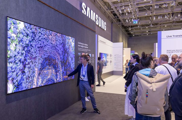 [서울=뉴시스] 5일부터 닷세간 독일 베를린에서 열리는 IFA 2025 '메세 베를린(Messe Berlin)' 내 단독 전시장인 '시티 큐브 베를린(City Cube Berlin)' 삼성전자 전시관에서 관람객들이 다양한 제품과 솔루션들을 체험하고 있다. 이번 전시에서 구현된 삼성 AI 홈은 사용자와 가족을 이해하고 알아서 맞춰주는 초개인화된 경험을 제공한다. 삼성 AI 홈은 일상의 편리함을 제공할 뿐만 아니라 가족의 건강과 안전까지 돌본다. 방문객들은 삼성 전시관에 펼쳐진 'AI 홈'을 통해 현실로 다가온 꿈꾸던 미래 일상을 지금 바로 경험할 수 있다. 사진은 삼성전자 115형 마이크로 RGB TV. (사진=삼성전자 제공) 2025.09.07. photo@newsis.com *재판매 및 DB 금지