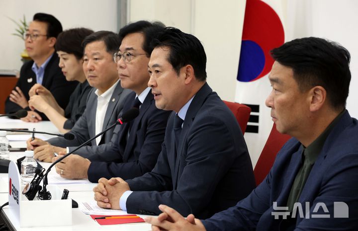 [서울=뉴시스] 조성봉 기자 = 장동혁 국민의힘 대표가 7일 오후 서울 여의도 국회에서 미국 이민 당국의 한국 기업 직원 구금 사태 관련 대책회의를 마치고 발언을 하고 있다.  2025.09.07. suncho21@newsis.com