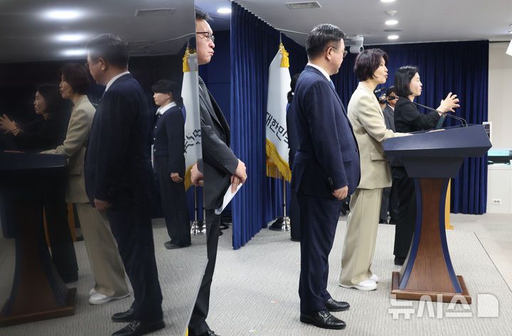 [서울=뉴시스] 김명원 기자 = 한정애 더불어민주당 정책위의장이 7일 서울 종로구 정부서울청사에서 정부조직 개편방안 등 고위당정협의회 결과 브리핑을 하고 있다. 2025.09.07. kmx1105@newsis.com