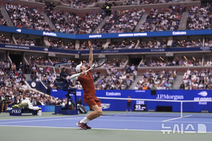 [뉴욕=AP/뉴시스] 얀니크 신네르(1위·이탈리아)가 7일(현지 시간) 미국 뉴욕의 빌리진킹 내셔널 테니스 센터에서 열린 US 오픈 남자 단식 결승에서 카를로스 알카라스(2위·스페인)와 경기하고 있다. 알카라스는 2연패를 노리는 신네르(1위·이탈리아)를 3-1(6-2 3-6 6-1 6-4)로 꺾고 3년 만에 대회 정상을 탈환했으며 세계 랭킹 1위에도 복귀한다. 2025.09.08.