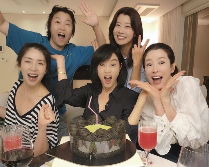 [서울=뉴시스] 배우 김혜수(가운데). (사진=김혜수 인스타그램 캡처) 2025.09.08. photo@newsis.com *재판매 및 DB 금지