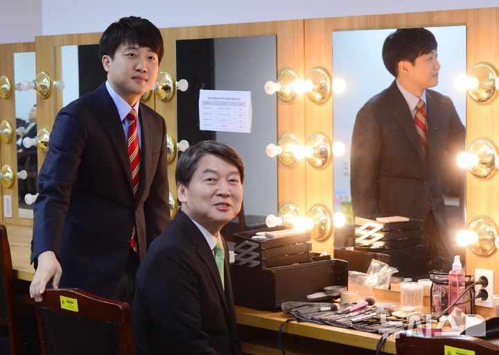 [서울=뉴시스] 새누리당 이준석, 국민의당 안철수 후보가 5일 서울 노원구 인덕대학교에서 열린 4.13총선 노원병 후보 TV 토론회 시작을 기다리고 있다. (사진=전신 기자) 2016.04.05.