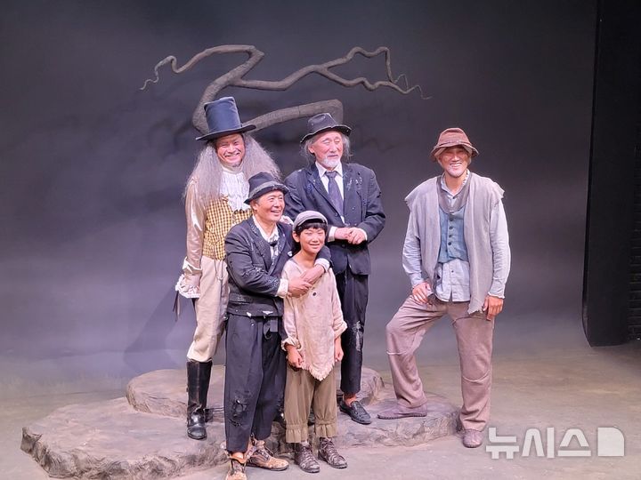 [서울=뉴시스]최희정 기자=8일 서울 마포구 소극장 산울림에서 열린 개관 40주년 기념 공연 연극 '고도를 기다리며' 프레스콜에서 배우들이 포즈를 취하고 있다. 2025.09.08. dazzling@newsis.com