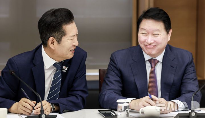 [서울=뉴시스] 정병혁 기자 = 정청래 더불어민주당 대표와 최태원 대한상공회의소 회장을 비롯한 참석자들이 8일 서울 중구 대한상공회의소에서 열린 더불어민주당-대한상공회의소 정책간담회에서 대화하며 웃고 있다. 2025.09.08. jhope@newsis.com