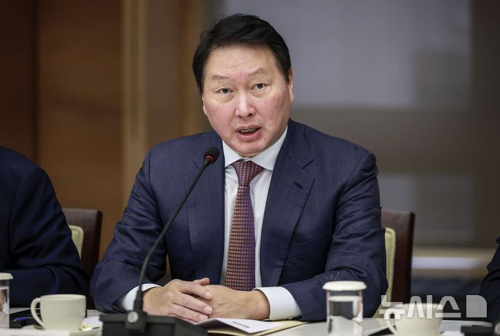 [서울=뉴시스] 정병혁 기자 = 최태원 대한상공회의소 회장이 8일 서울 중구 대한상공회의소에서 열린 더불어민주당-대한상공회의소 정책간담회에서 인사말을 하고 있다. 2025.09.08. jhope@newsis.com