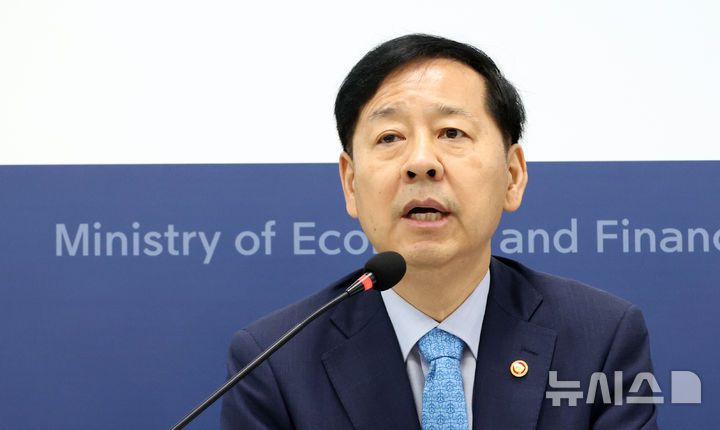 [세종=뉴시스] 강종민 기자 = 구윤철 부총리 겸 기획재정부 장관이 8일 세종시 정부세종청사에서 열린 출입기자 간담회에서 현안 질문에 답하고 있다. 2025.09.08. ppkjm@newsis.com