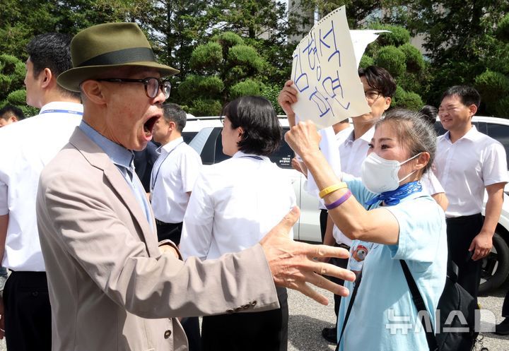 [서울=뉴시스] 조성봉 기자 = 민족문제연구소 등 시민사회단체 회원들과  8일 오전 서울 여의도 국회 소통관에서 기자회견을 마치고 나서는 김형석 독립기념관장에게 퇴진을 요구하는 구호를 외치자 보수단체 회원과 충돌하고 있다. 2025.09.08. suncho21@newsis.com