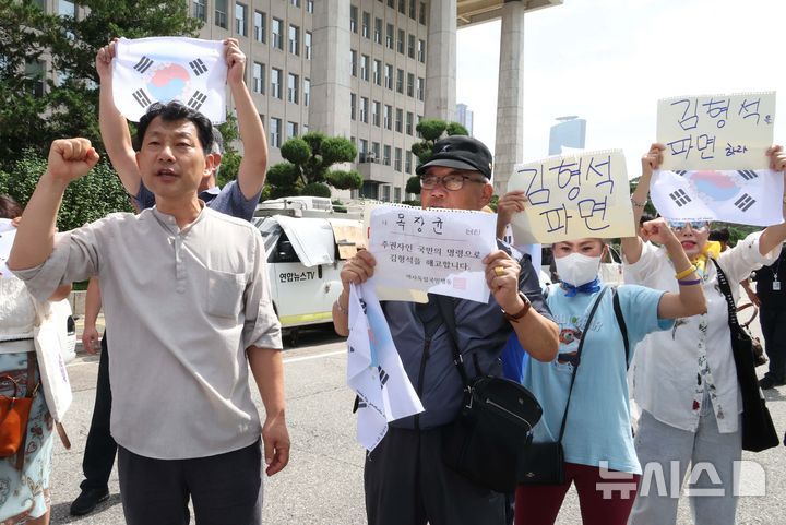 [서울=뉴시스] 조성봉 기자 = 민족문제연구소 등 시민사회단체 회원들이  8일 오전 서울 여의도 국회 소통관에서 기자회견을 마치고 나서는 김형석 독립기념관장에게 퇴진을 요구하는 구호를 외치고 있다. 2025.09.08. suncho21@newsis.com