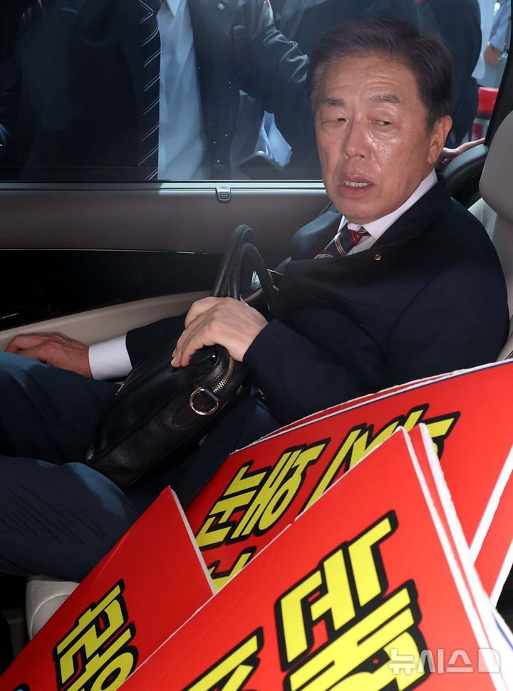 [서울=뉴시스] 조성봉 기자 = 김형석 독립기념관장이 8일 오전 서울 여의도 국회 소통관에서 기자회견 후 퇴진을 요구하는 시민단체 회원들의 항의를 받으며 차량 탑승하고 있다.  2025.09.08. suncho21@newsis.com