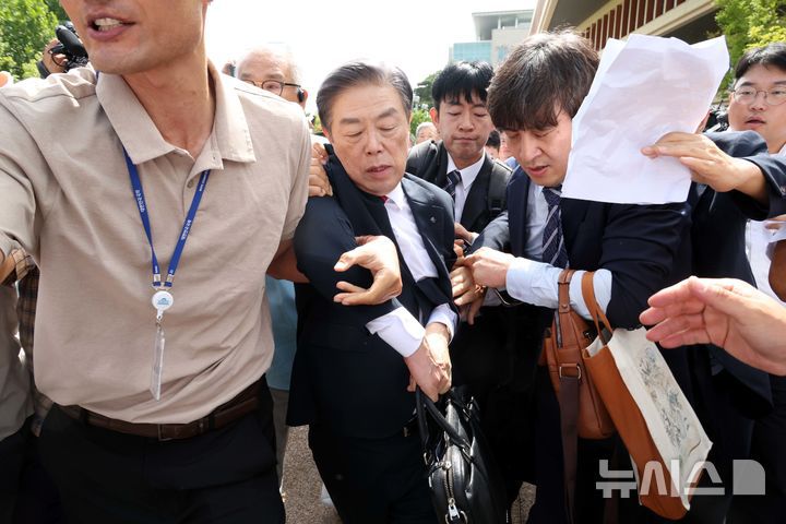 [서울=뉴시스] 조성봉 기자 = 김형석 독립기념관장이 8일 오전 서울 여의도 국회 소통관에서 기자회견 후 퇴진을 요구하는 시민단체 회원들의 항의를 받으며 차량으로 이동하고 있다.  2025.09.08. suncho21@newsis.com