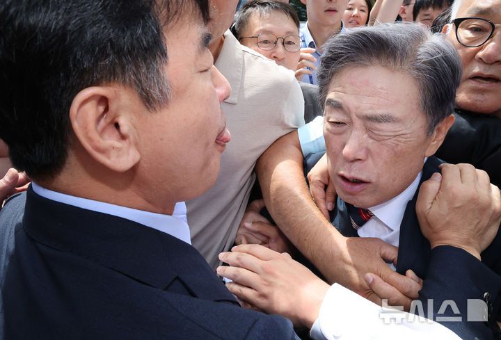 [서울=뉴시스] 김명년 기자 = 김형석 독립기념관장이 8일 오전 서울 여의도 국회 소통관에서 기자회견을 마치고 문진석 더불어민주당 원내운영수석부대표의 항의를 받으며 차량으로 이동하고 있다.  2025.09.08. kmn@newsis.com