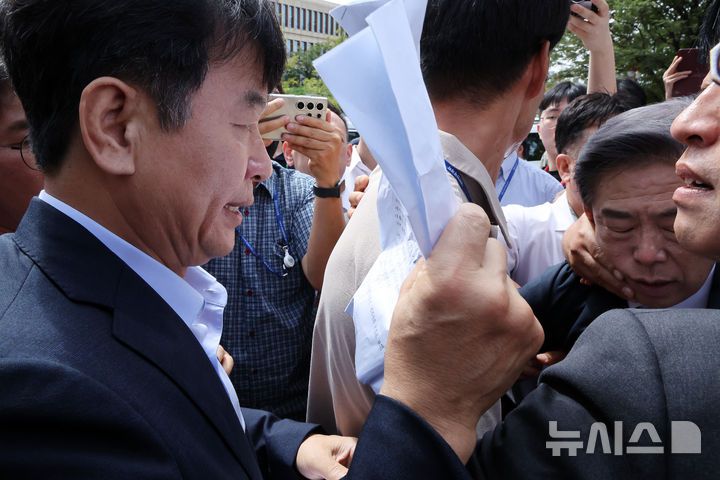 [서울=뉴시스] 김명년 기자 = 김형석 독립기념관장이 8일 오전 서울 여의도 국회 소통관에서 기자회견을 마치고 문진석 더불어민주당 원내운영수석부대표의 항의를 받으며 차량으로 이동하고 있다.  2025.09.08. kmn@newsis.com
