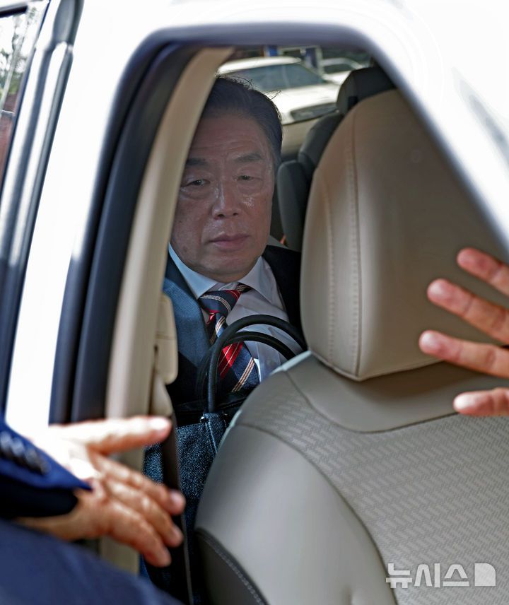 [서울=뉴시스] 김금보 기자 = 김형석 독립기념관장이 8일 오전 서울 여의도 국회 소통관에서 기자회견을 마치고 문진석 더불어민주당 원내운영수석부대표의 항의를 받으며 차량에 탑승해 있다. 2025.09.08. kgb@newsis.com