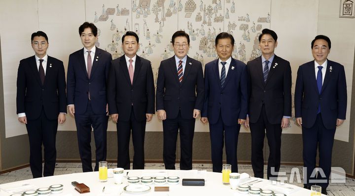 [서울=뉴시스] 최동준 기자 = 이재명 대통령이 8일 서울 용산 대통령실 청사에서 열린 여야 지도부 오찬 회동에서 정청래 더불어민주당 대표, 장동혁 국민의힘 대표 등 참석자들과 기념촬영을 하고 있다. 왼쪽부터 박준태 국민의힘 당대표 비서실장, 박성훈 국민의힘 수석대변인, 장동혁 국민의힘 대표, 이 대통령, 정청래 더불어민주당 대표, 한민수 더불어민주당 당대표 비서실장, 박수현 더불어민주당 수석대변인. 2025.09.08. photocdj@newsis.com