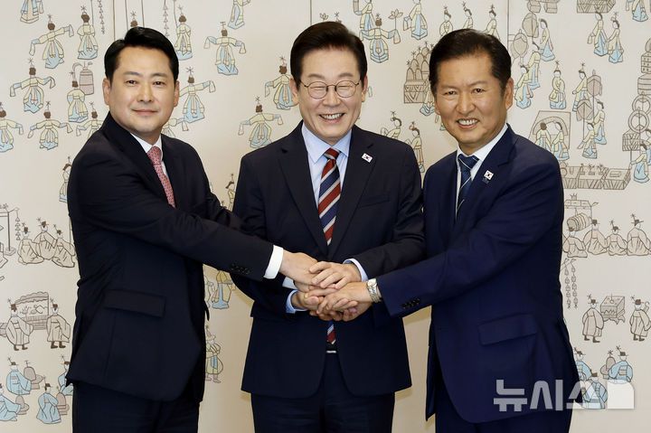 [서울=뉴시스] 최동준 기자 = 이재명 대통령이 8일 서울 용산 대통령실 청사에서 열린 여야 지도부 오찬 회동에서 정청래 더불어민주당 대표, 장동혁 국민의힘 대표와 기념촬영을 하고 있다. 2025.09.08. photocdj@newsis.com