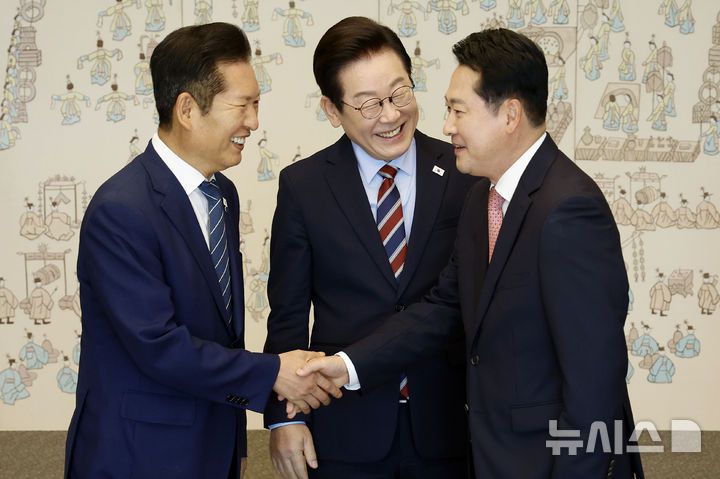 [서울=뉴시스] 최동준 기자 = 이재명 대통령이 8일 서울 용산 대통령실 청사에서 열린 여야 지도부 오찬 회동에서 정청래 더불어민주당 대표와 장동혁 국민의힘 대표의 악수 모습을 보며 밝게 웃고 있다. 2025.09.08. photocdj@newsis.com