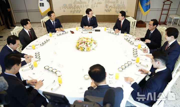 [서울=뉴시스] 최동준 기자 = 이재명 대통령이 8일 서울 용산 대통령실 청사에서 열린 여야 지도부 오찬 회동에서 장동혁 국민의힘 대표와 대화하고 있다. 2025.09.08. photocdj@newsis.com