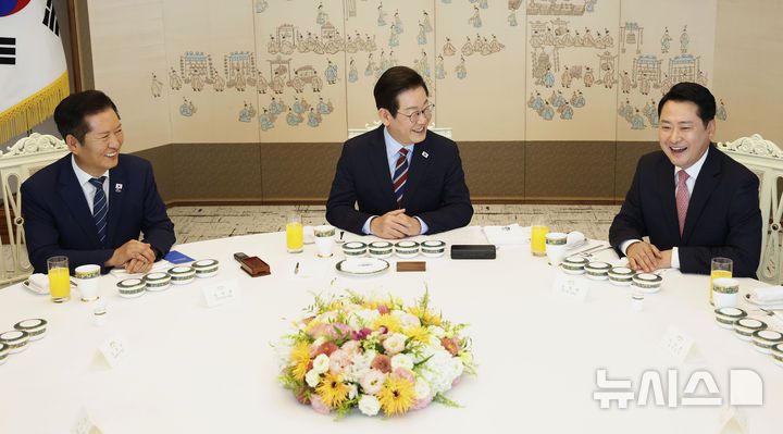 [서울=뉴시스] 최동준 기자 = 이재명 대통령이 8일 서울 용산 대통령실 청사에서 열린 여야 지도부 오찬 회동에서 정청래 더불어민주당 대표, 장동혁 국민의힘 대표와 대화하고 있다. 2025.09.08. photocdj@newsis.com