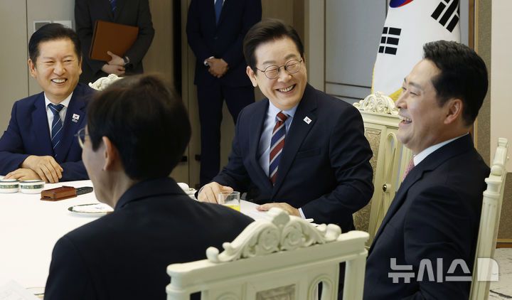 [서울=뉴시스] 최동준 기자 = 이재명 대통령이 8일 서울 용산 대통령실 청사에서 열린 여야 지도부 오찬 회동에서 정청래 더불어민주당 대표, 장동혁 국민의힘 대표와 밝게 웃고 있다. 2025.09.08. photocdj@newsis.com