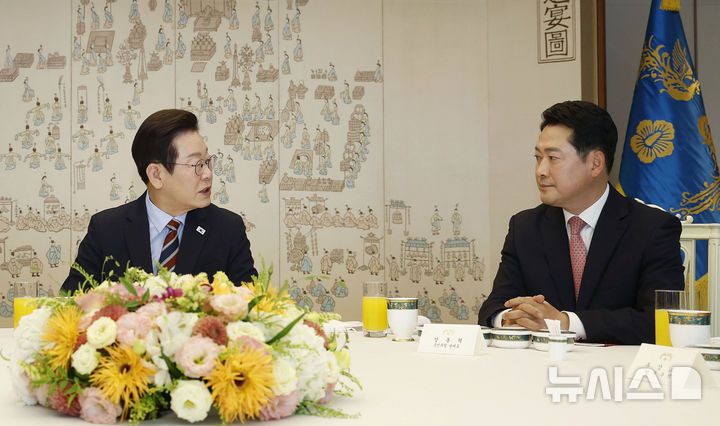 [서울=뉴시스] 최동준 기자 = 이재명 대통령이 8일 서울 용산 대통령실 청사에서 열린 여야 지도부 오찬 회동에서 발언하고 있다. 2025.09.08. photocdj@newsis.com