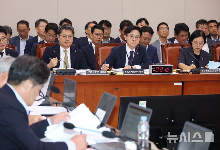 [서울=뉴시스] 고승민 기자 = 김정관 산업통상자원부 장관이 8일 서울 여의도 국회에서 열린 산업통상자원중소벤처기업위원회 전체회의에서 의원 질의에 답하고 있다. 2025.09.08. kkssmm99@newsis.com