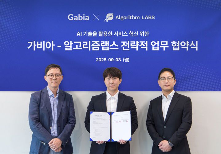 (왼쪽부터) 송태형 가비아 CTO, 손진호 알고리즘랩스 대표, 이정환 가비아 이사가 기념촬영 하고 있다(사진=가비아 제공) *재판매 및 DB 금지